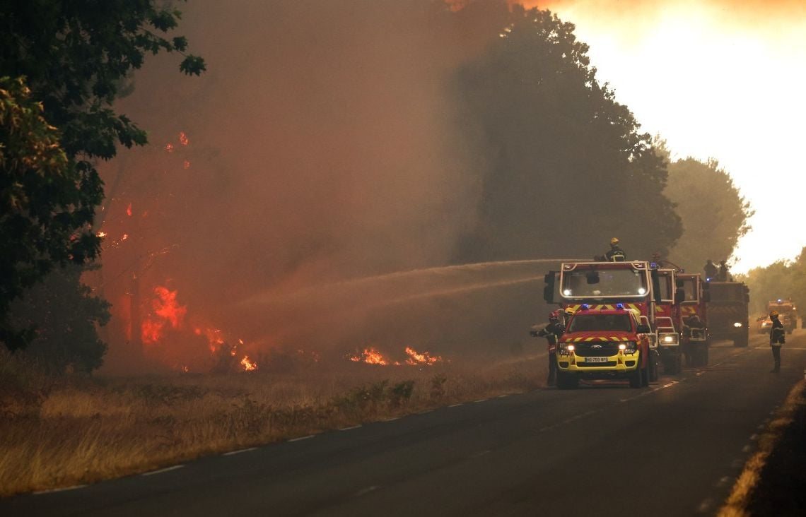 Incendies en Gironde: plus de 2 400 hectares brûlés et des milliers d'évacuations