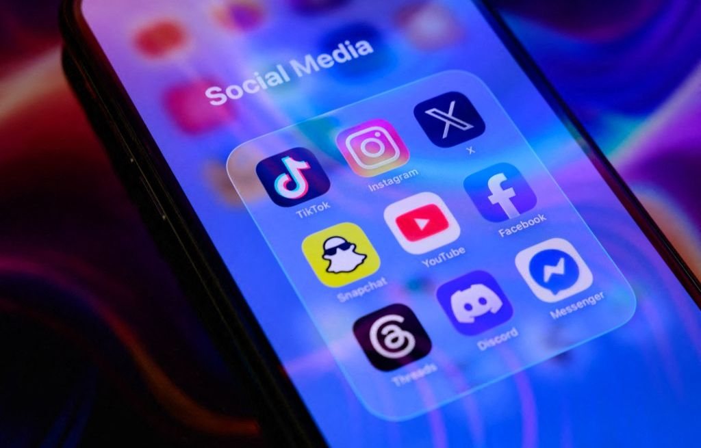 Interdiction des réseaux sociaux aux moins de 15 ans: le Parlement vote mardi, une première en Europe