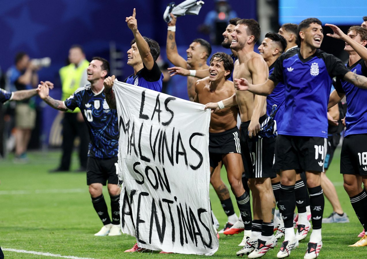 Londres demande une enquête à la Fifa après une banderole argentine sur les Malouines