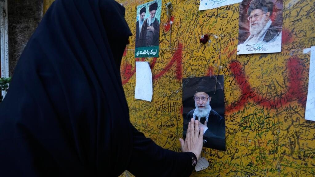 Funérailles d’Ali Khamenei: une grande prière à Téhéran en l’absence de son fils Mojtaba