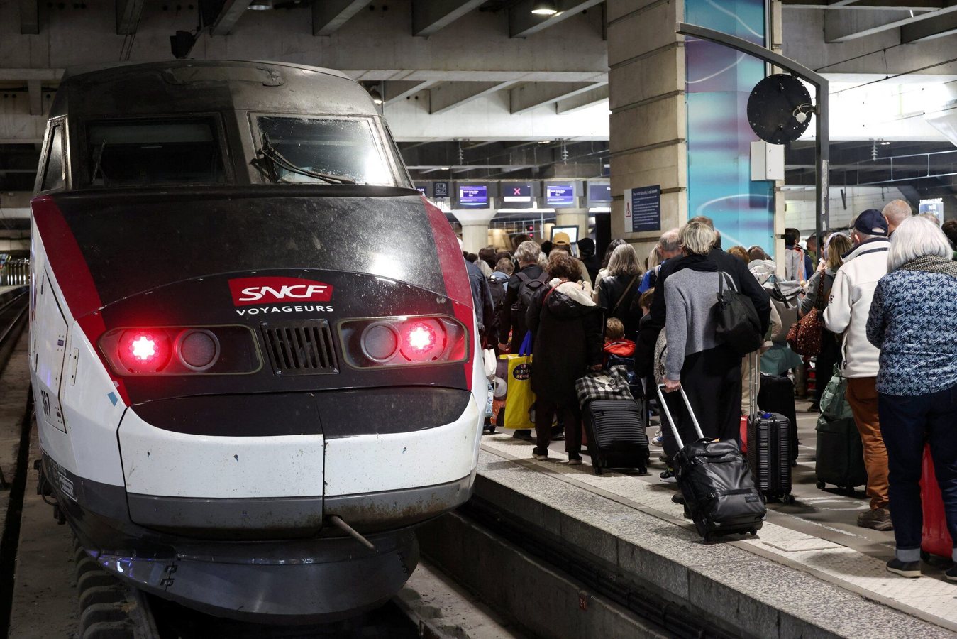 Entre évacuations et départs de trains maintenus, les voyageurs face aux incendies en Gironde