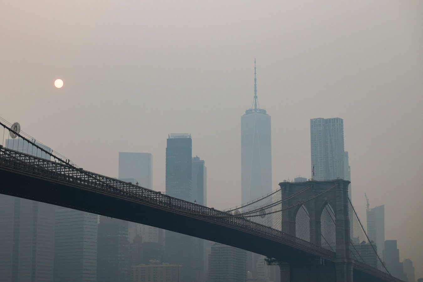 La fumée des incendies canadiens atteint New York avant la finale du Mondial, Trump menace Ottawa