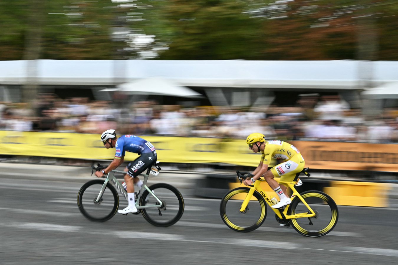Mathieu Van der Poel s'impose sur les Champs-Élysées, Tadej Pogacar remporte son cinquième Tour de France