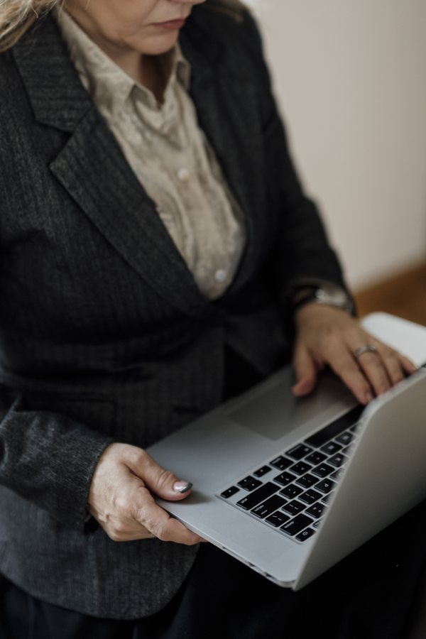 Aux États-Unis, les femmes occupent désormais 50,1 % des emplois salariés