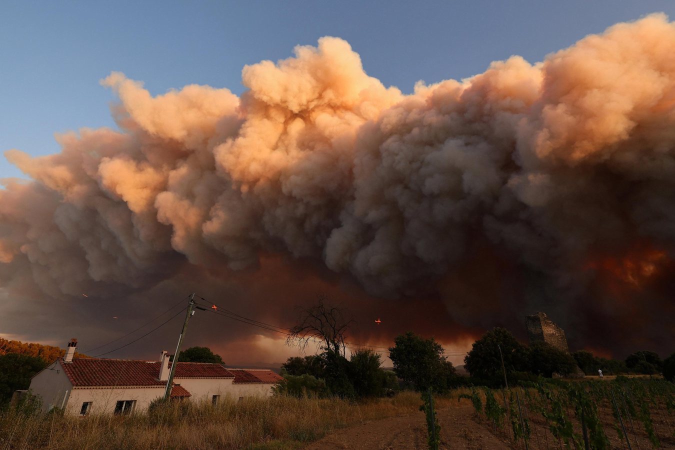Incendie dans le Var: plus de 2 300 foyers privés d'électricité, près d'un millier de pompiers mobilisés