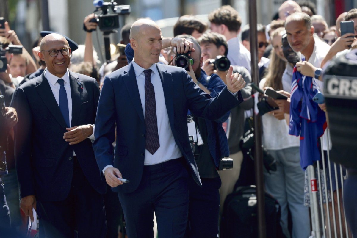Zinédine Zidane nommé sélectionneur de l'équipe de France de football