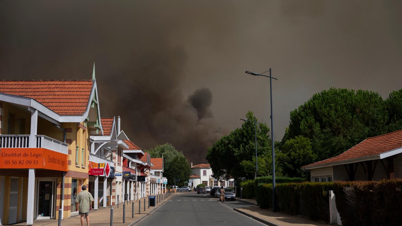 Incendie en Gironde: près de 20 000 personnes évacuées, le feu toujours hors de contrôle