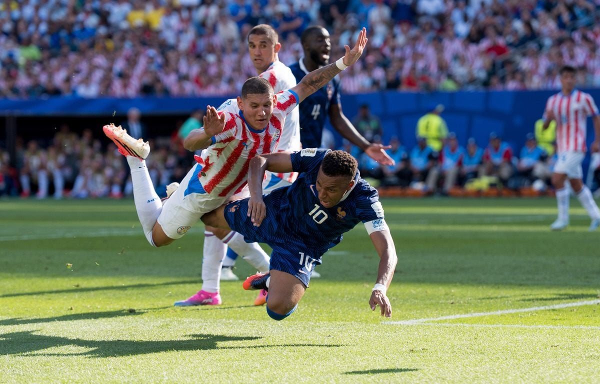 Coupe du monde: les Bleus répondent au défi physique du Paraguay et se qualifient pour les quarts